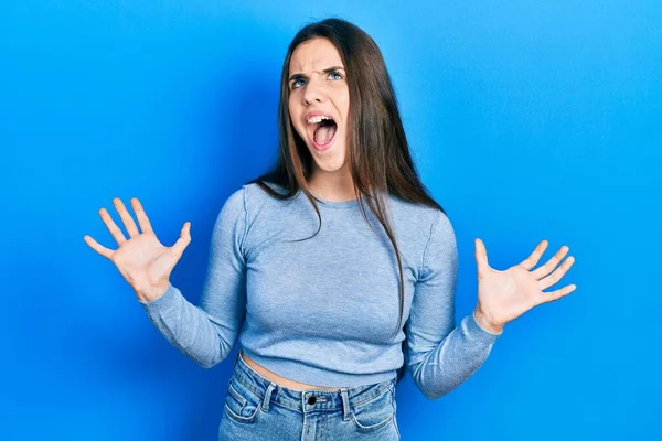 Jonge Brunette Tiener Draagt Casual Trui Gek Gek Schreeuwen Schreeuwen — Stockfoto