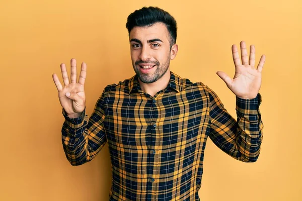 Joven Hombre Hispano Usando Ropa Casual Mostrando Señalando Con Los — Foto de Stock