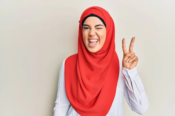 Young Beautiful Hispanic Girl Wearing Traditional Islamic Hijab Scarf Smiling — Stockfoto