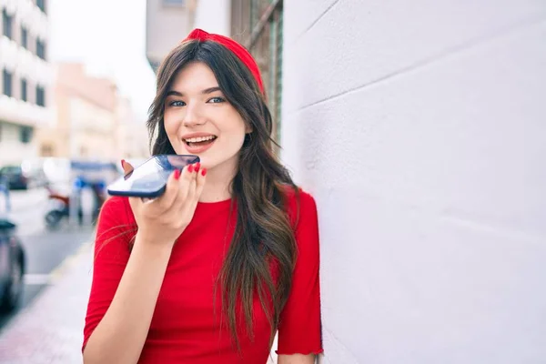 Genç Beyaz Kadın Gülümsüyor Şehirdeki Akıllı Telefonu Kullanarak Sesli Mesaj — Stok fotoğraf