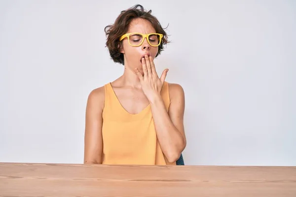 Gündelik Giysiler Gözlük Takan Genç Spanyol Kadın Masada Oturmaktan Sıkılmış — Stok fotoğraf