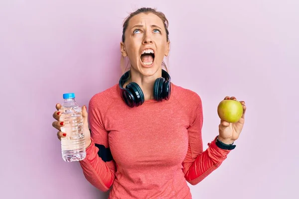 Schöne Kaukasische Sportlerin Mit Wasserflasche Und Grünem Apfel Wütend Und — Stockfoto