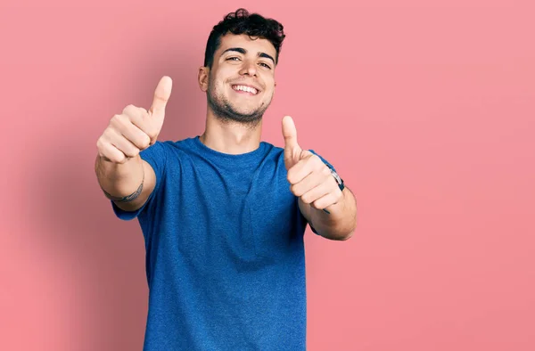 Ung Latinamerikan Man Bär Casual Shirt Godkänner Gör Positiv Gest — Stockfoto