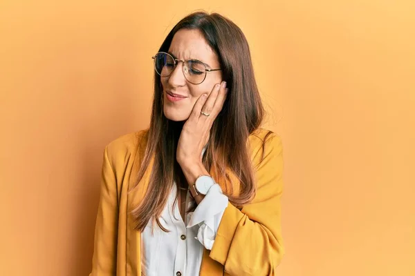 Jonge Mooie Vrouw Dragen Zakelijke Stijl Glazen Aanraken Mond Met — Stockfoto