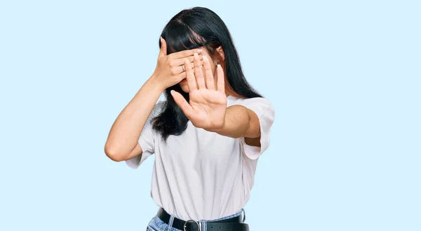 Menina Hispânica Jovem Vestindo Roupas Casuais Cobrindo Olhos Com Mãos — Fotografia de Stock