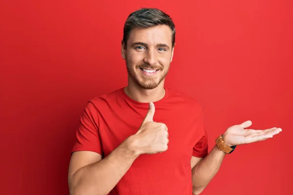 Knappe Blanke Man Draagt Casual Rood Tshirt Met Palmhand Doet — Stockfoto