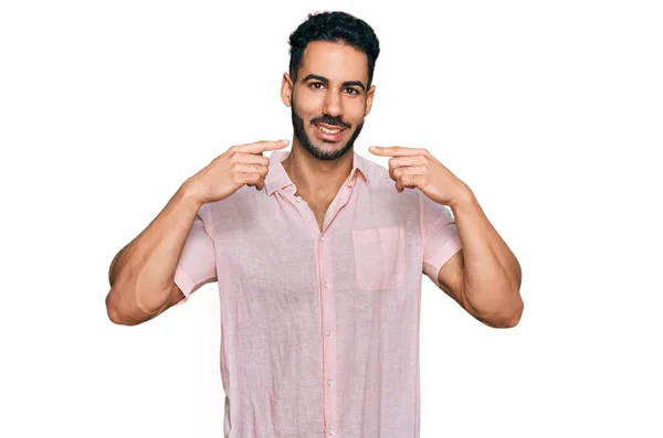 Hispánec Vousy Neformální Košili Vesele Usmívající Ukazující Prsty Ústy Koncepce — Stock fotografie