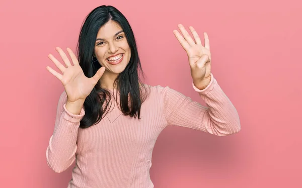 Jonge Latijns Amerikaanse Vrouw Draagt Casual Kleding Tonen Wijzen Met — Stockfoto