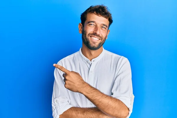 Homem Bonito Com Barba Vestindo Camisa Elegante Sorrindo Alegre Apontando — Fotografia de Stock