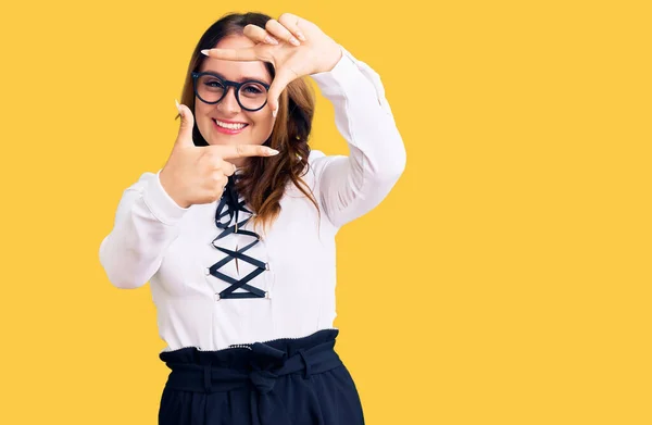 Jovem Bela Mulher Caucasiana Vestindo Camisa Negócios Óculos Sorrindo Fazendo — Fotografia de Stock