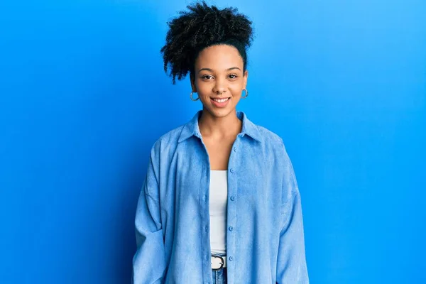 Ung Afrikansk Amerikansk Flicka Klädd Avslappnade Kläder Med Ett Glatt — Stockfoto