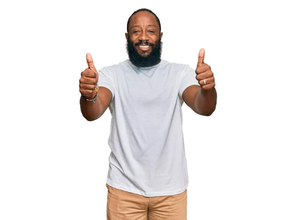 Mladý Africký Američan Neformální Bílé Košili Který Schvaluje Pozitivní Gesto — Stock fotografie