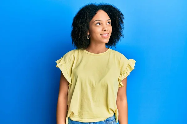 Ung Afrikansk Amerikansk Flicka Klädd Avslappnade Kläder Tittar Bort Till — Stockfoto