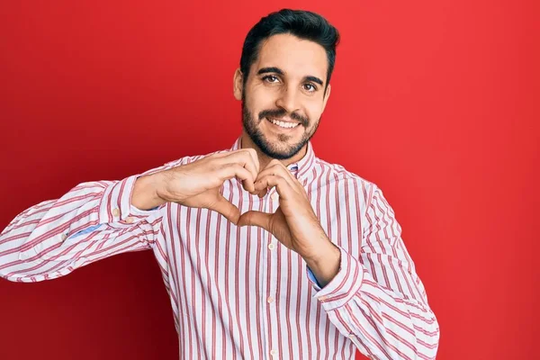 Νεαρός Ισπανόφωνος Άντρας Που Φοράει Επαγγελματική Μπλούζα Χαμογελώντας Στην Αγάπη — Φωτογραφία Αρχείου