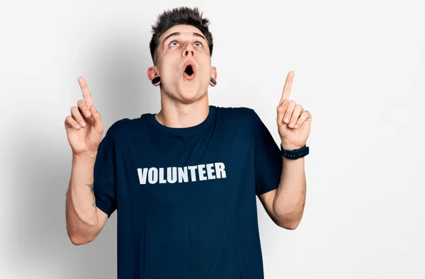 Jonge Blanke Jongen Met Oren Verwijding Dragen Vrijwilliger Shirt Verbaasd — Stockfoto