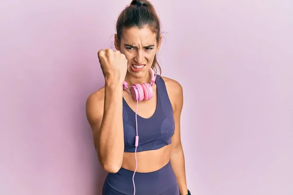 Spor Kıyafetleri Giyen Kulaklık Takan Kızgın Kızgın Genç Bir Kadın — Stok fotoğraf