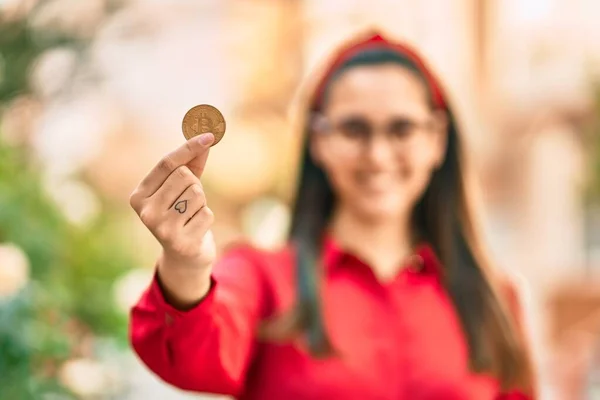 Joven Mujer Hispana Sonriendo Feliz Sosteniendo Bitcoin Ciudad —  Fotos de Stock