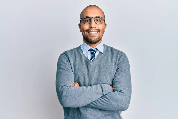 Der Hispanische Erwachsene Mann Mit Brille Und Business Stil Lächelt — Stockfoto