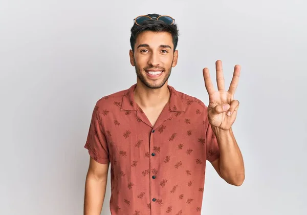 Junger Gutaussehender Mann Lässiger Sommerkleidung Zeigt Mit Finger Nummer Drei — Stockfoto