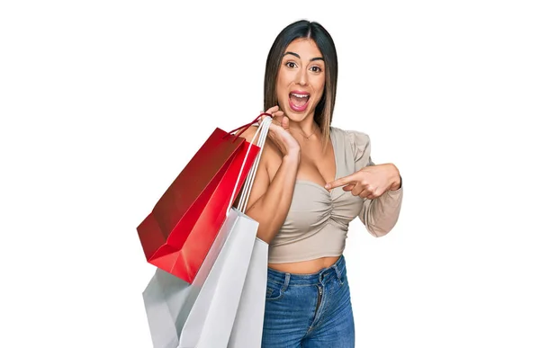 Joven Mujer Hispana Sosteniendo Bolsas Compras Sonriendo Feliz Señalando Con — Foto de Stock