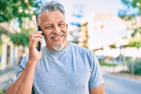 Medioevo Ispanico Uomo Dai Capelli Grigi Sorridente Felice Parlando Sullo — Foto Stock