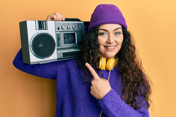 Jonge Brunette Vrouw Met Krullend Haar Houden Boombox Luisteren Naar — Stockfoto