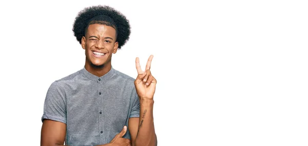 Afro Amerikanischer Mann Mit Afro Haaren Lässig Gekleidet Lächelnd Mit — Stockfoto
