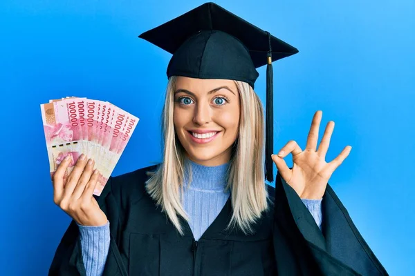 Hermosa Mujer Rubia Con Gorra Graduación Bata Ceremonia Que Sostiene — Foto de Stock