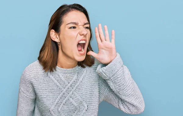 Jong Blank Meisje Draagt Casual Kleding Schreeuwend Schreeuwend Luid Aan — Stockfoto