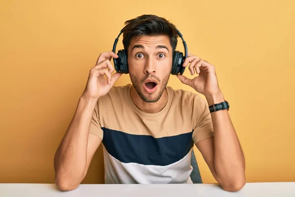 Jovem Homem Bonito Ouvindo Música Usando Fones Ouvido Com Medo — Fotografia de Stock