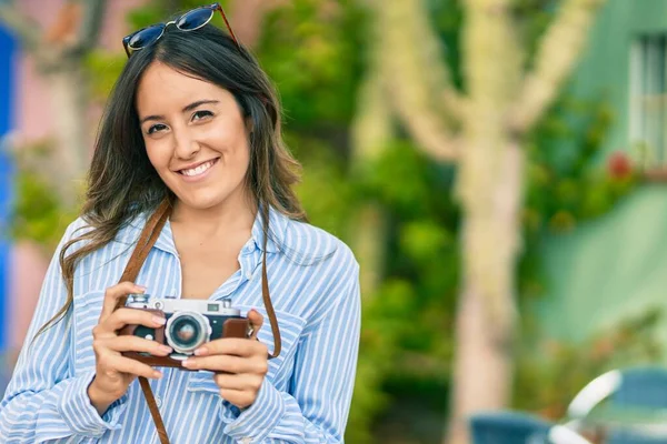 Junge Hispanische Touristin Lächelt Glücklich Mit Oldtimer Kamera Die Stadt — Stockfoto