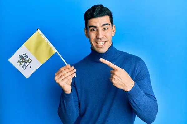 Snygg Hispanic Man Håller Vatikan Stad Flagga Ler Glad Pekar — Stockfoto