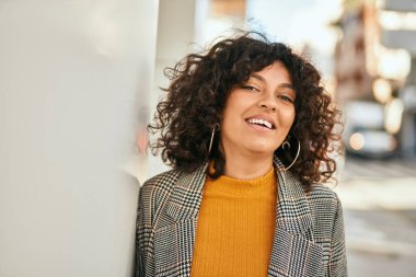 Genç İspanyol iş kadını şehirde mutlu mesut ayakta duruyor..