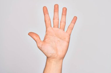 İzole edilmiş beyaz arka planda parmaklarını gösteren beyaz bir adamın eli 5 numarayı gösteriyor.