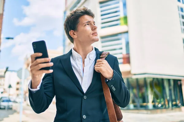 Jonge Kaukasische Zakenman Met Serieuze Expressie Met Smartphone Stad — Stockfoto