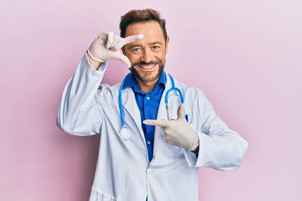 Doktor Üniforması Steteskop Giymiş Orta Yaşlı Bir Adam Gülümseyerek Elleri — Stok fotoğraf