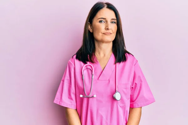 Medelålders Brunett Kvinna Bär Läkare Uniform Och Stetoskop Avslappnad Med — Stockfoto