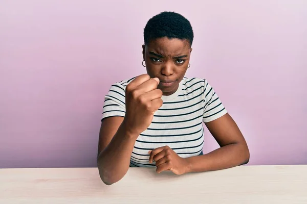 Jovem Afro Americana Vestindo Roupas Casuais Sentada Mesa Com Raiva — Fotografia de Stock