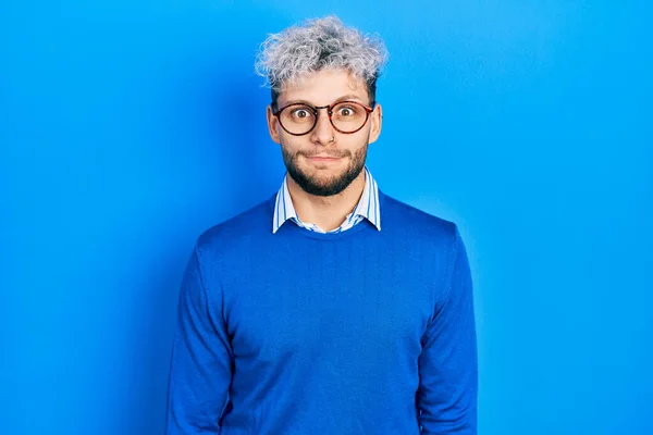 Junger Hispanischer Mann Mit Modern Gefärbten Haaren Pullover Und Brille — Stockfoto