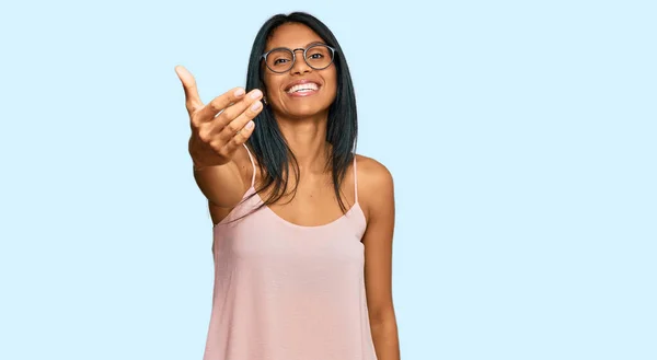 Młoda Afroamerykanka Ubrana Luźne Ubrania Okulary Uśmiechnięta Przyjazna Oferująca Uścisk — Zdjęcie stockowe
