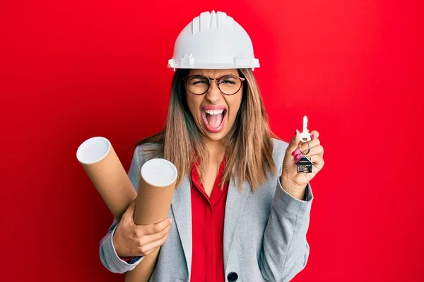 Mooie Brunette Vrouw Dragen Veiligheid Helm Houden Blauwdrukken Vieren Gek — Stockfoto