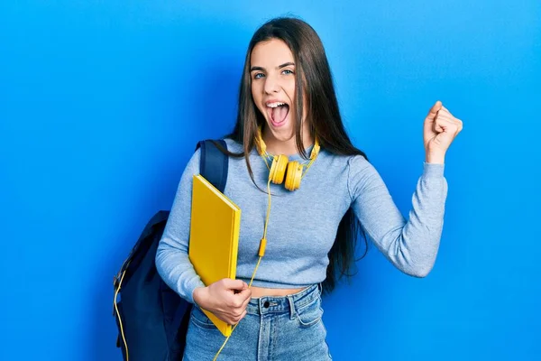 Junge Brünette Teenager Mit Studentenrucksack Und Kopfhörer Schreien Stolz Feiern — Stockfoto