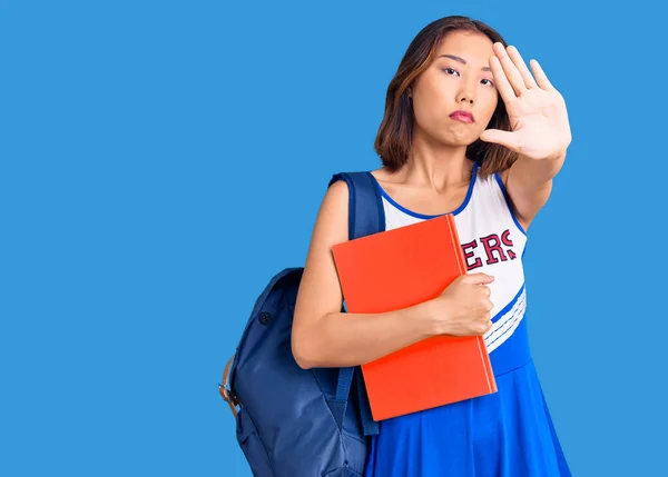 Menina Chinesa Bonita Nova Vestindo Uniforme Líder Torcida Mochila Estudantil — Fotografia de Stock