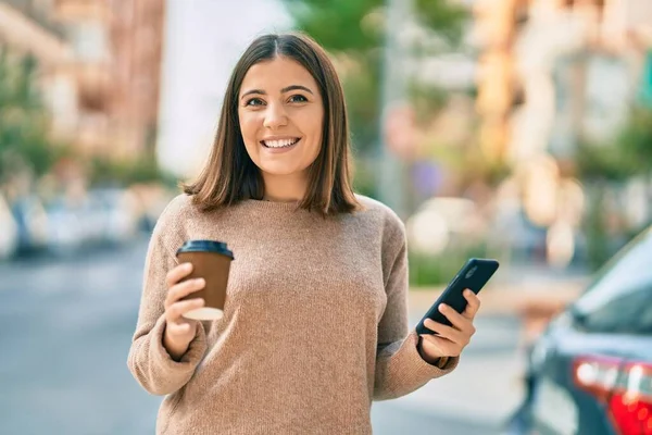 Jovem Hispânica Usando Smartphone Bebendo Café Cidade — Fotografia de Stock