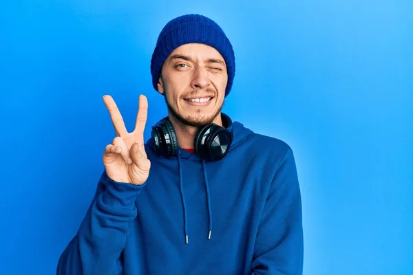 Giovane Ispanico Che Indossa Felpa Cuffie Sorridenti Con Faccia Felice — Foto Stock