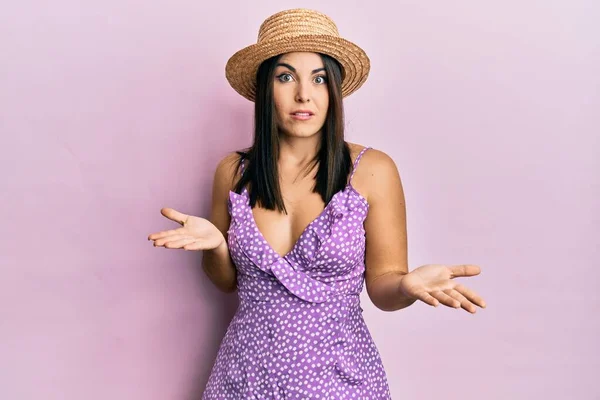Young Brunette Woman Wearing Summer Dress Hat Clueless Confused Expression — Stock fotografie