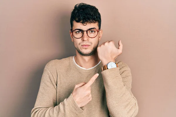 Gündelik Kıyafetler Gözlük Takan Genç Spanyol Adam Acele Ederek Saati — Stok fotoğraf