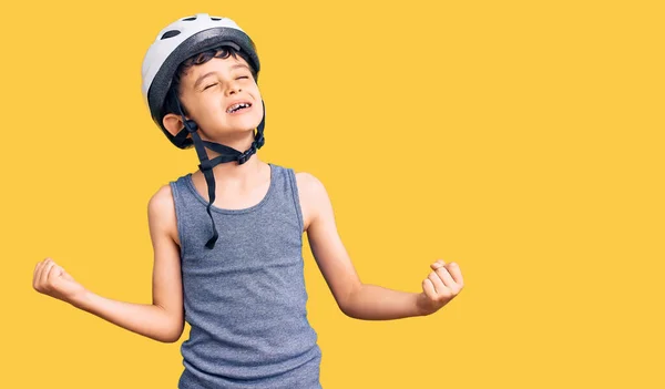 Malý Roztomilý Chlapec Nosí Cyklistickou Helmu Velmi Šťastný Vzrušený Dělá — Stock fotografie