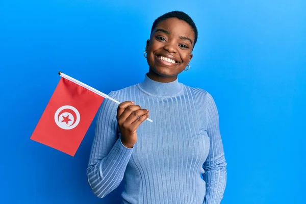 Jonge Afro Amerikaanse Vrouw Met Tunesische Vlag Die Positief Gelukkig — Stockfoto