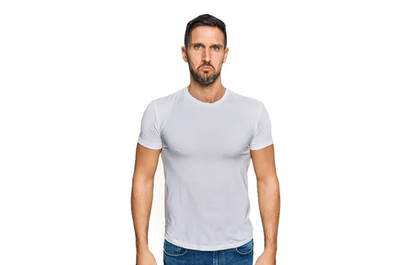 Hombre Guapo Con Barba Vistiendo Camiseta Blanca Casual Deprimida Preocupada — Foto de Stock